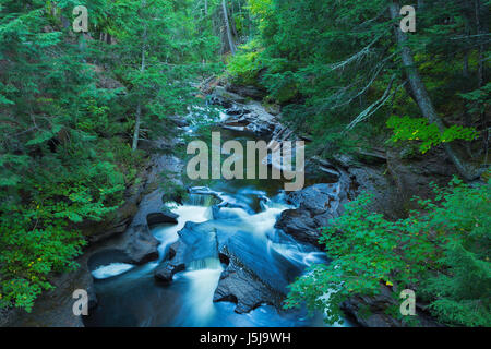 Wasserkocher und Schlaglöcher am Presque Isle in Porcupine Mountains Wildnis State Park in Michigans obere Halbinsel entlang. USA. fallen. Stockfoto