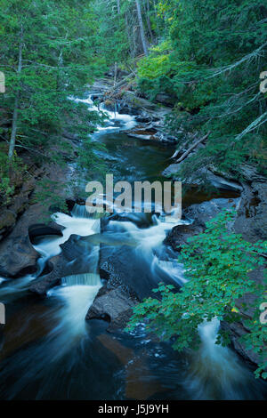 Wasserkocher und Schlaglöcher am Presque Isle in Porcupine Mountains Wildnis State Park in Michigans obere Halbinsel entlang. USA. fallen. Stockfoto