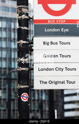 Hoffnung nicht hassen Aufkleber auf ein London Bus Stop-Schild. London, UK Stockfoto