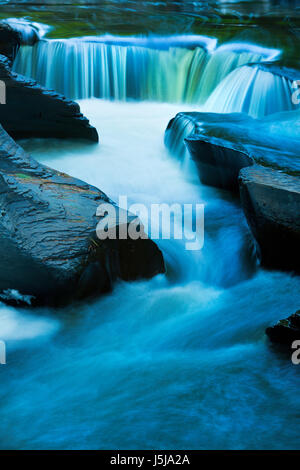 Wasserkocher und Schlaglöcher am Presque Isle in Porcupine Mountains Wildnis State Park in Michigans obere Halbinsel entlang. USA. fallen. Stockfoto