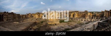 Panoramablick auf den großen Hof der Tempelanlage Beqaa Governorate, Baalbek, Libanon Stockfoto