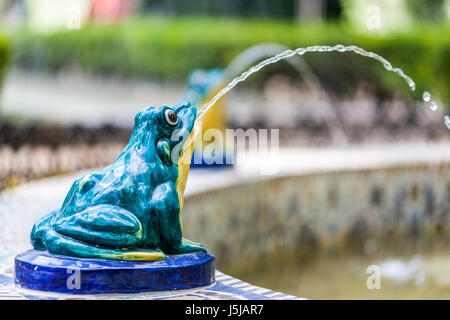 Glasierte Keramik Frosch in einen Brunnen, Maria Luisa Park, Sevilla, Spanien Stockfoto