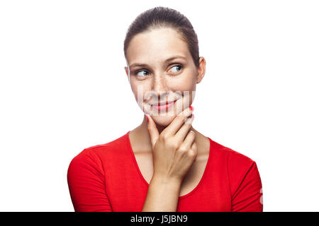 Porträt von nachdenklich glückliche Frau im roten T-shirt mit Sommersprossen, Studio gedreht. isoliert auf weißem Hintergrund. Stockfoto