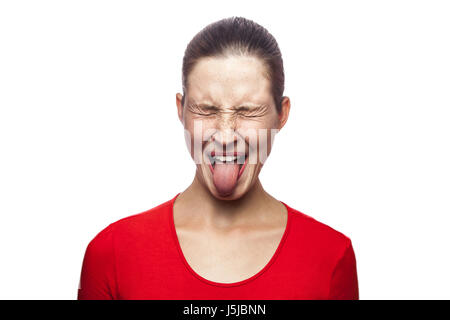 Porträt der verrückte lustige Frau im roten T-shirt mit Sommersprossen und Zunge. geschlossenen Augen, Studio gedreht. isoliert auf weißem Hintergrund. Stockfoto