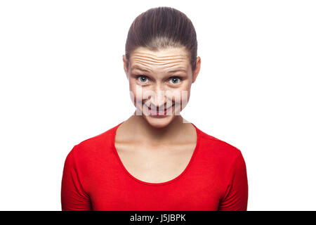 Porträt der listige Frau im roten T-shirt mit Sommersprossen. Blick in die Kamera, Studio gedreht. isoliert auf weißem Hintergrund. Stockfoto