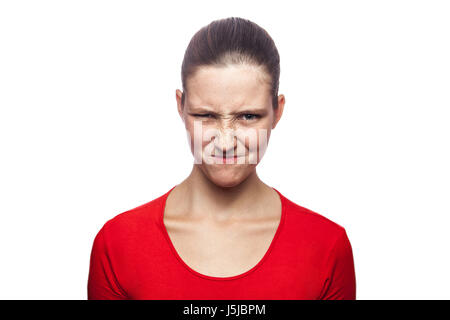 Porträt der listige Frau im roten T-shirt mit Sommersprossen. Blick in die Kamera, Studio gedreht. isoliert auf weißem Hintergrund. Stockfoto