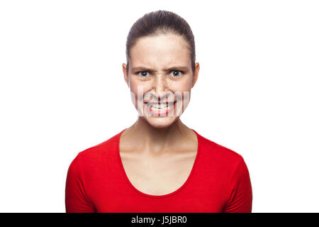 Porträt von besorgt böse Frau im roten T-shirt mit Sommersprossen. Blick in die Kamera und schreien, Studio gedreht. isoliert auf weißem Hintergrund. Stockfoto