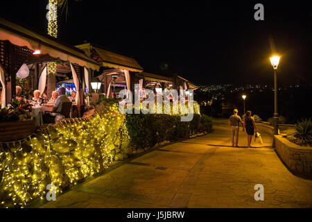 Eine charmante, busy Restaurant am Strand von Playa del Duque in Costa Adeje, Teneriffa, Spanien Stockfoto