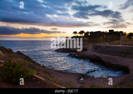 Blick auf den Atlantischen Ozean und die felsige Küste der Costa Adeje, Teneriffa, Spanien Stockfoto