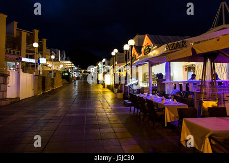 Fußgängerzone mit Restaurants in der Nacht in Fanabe, Costa Adeje, Teneriffa, Spanien Stockfoto