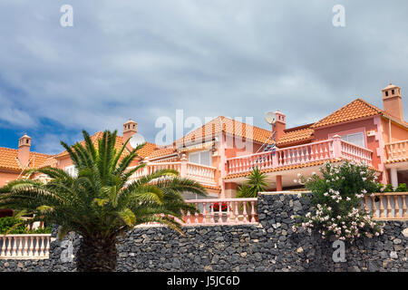 Bunte Ferienwohnungen an der Costa Adeje, Teneriffa, Spanien Stockfoto