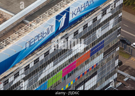 Luftaufnahme eines Banners des ersten russischen föderalen Fernsehkanals im Fernsehzentrum Ostankino in Moskau, Russland Stockfoto