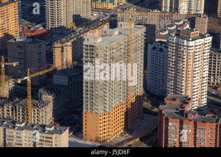 Baustelle mit Kränen und Gebäude im Gebiet Moskau, Russland Stockfoto