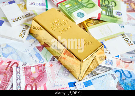 Goldbarren, Finanzen, Investitionen Geschäftskonzept. Goldbarren. Euro-Geld Stockfoto