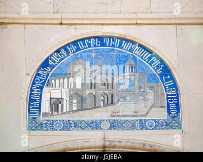 Eine Fliese Arbeit Plaque eingeschrieben in Armenisch, Eingang in unser Retter-Kathedrale, auch bekannt als Vank Kathedrale, Isfahan, Iran Stockfoto