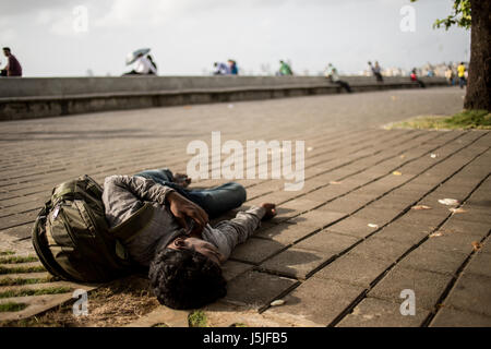 Ein Student, ein kleines Nickerchen auf dem Weg zur Mittagszeit in Mumbai, Indien. Stockfoto