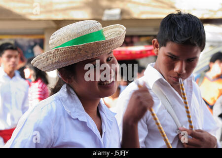 Sucre, Bolivien - 10 September: Fiesta De La Virgen de Guadalupe in Sucre. Teilnehmer die Tanzparade in Sucre am 10. September 2011 Stockfoto