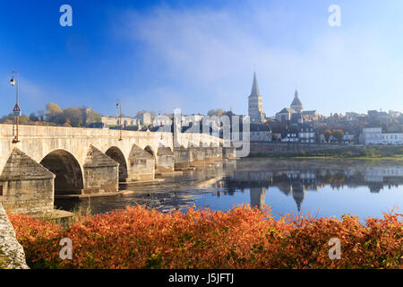 Frankreich, Nievre, La Charite sur Loire im Herbst in der Morgen Stockfoto