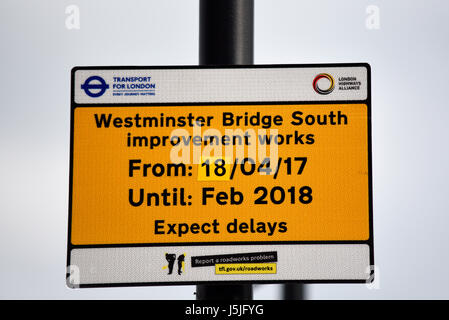 Transport für London Straßenschild, Warnung vor Verzögerungen aufgrund von Bauarbeiten an der Westminster Bridge South in der Nähe des Palace of Westminster Stockfoto
