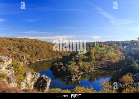 Frankreich, Creuse, Crozant, Burgruinen, die Schleife der Creuse und der Kreuzung mit der sedelle im Herbst von den Felsen der Fileuse gesehen Stockfoto