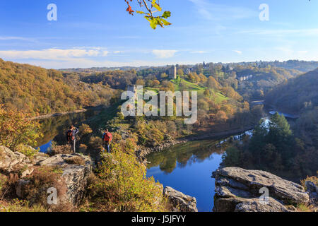 Frankreich, Creuse, Crozant, Burgruinen, die Schleife der Creuse und der Kreuzung mit der sedelle im Herbst von den Felsen der Fileuse gesehen Stockfoto