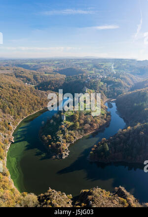 Frankreich, Creuse, Crozant, Burgruinen, die Schleife der Creuse und der Kreuzung mit der sedelle im Herbst (Luftbild) Stockfoto