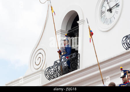 Quito, Ecuador - 27. Oktober 2015: ein unbekannter Mann über den Balkon des Präsidentenpalastes während der wöchentliche Wechsel der Wachen Stockfoto