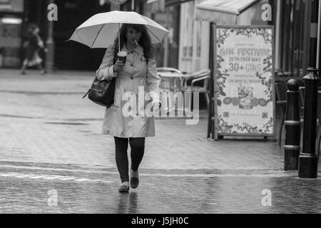 Abington Street, Northampton an einem grauen Morgen nass. Stockfoto