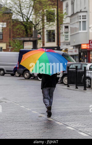 Abington Street, Northampton an einem grauen Morgen nass. Stockfoto