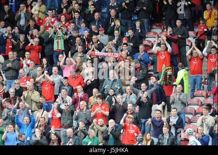 BARNSLEY-FANS feiern HUDDERSFIELD TOWN V BARNSLEY F JOHN Smiths Stadion HUDDERSFIELD ENGLAND 4. Mai 2013 Stockfoto