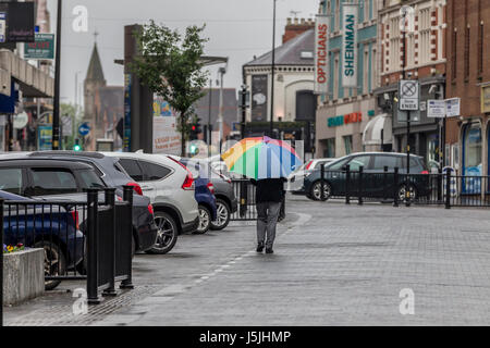 Abington Street, Northampton an einem grauen Morgen nass. Stockfoto