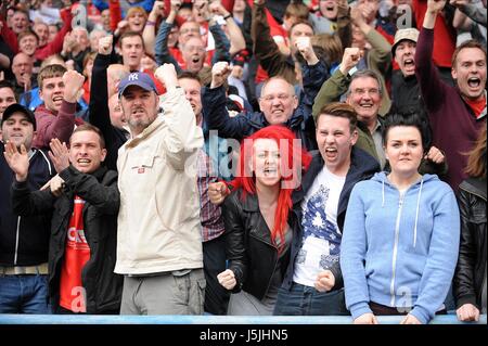 BARNSLEY-FANS feiern HUDDERSFIELD TOWN V BARNSLEY F JOHN Smiths Stadion HUDDERSFIELD ENGLAND 4. Mai 2013 Stockfoto