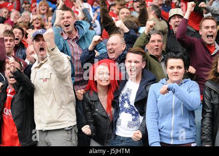 BARNSLEY-FANS feiern HUDDERSFIELD TOWN V HUDDERSFIELD TOWN V BARNSLEY F JOHN Smiths Stadion HUDDERSFIELD ENGLAND 04 Ma Stockfoto