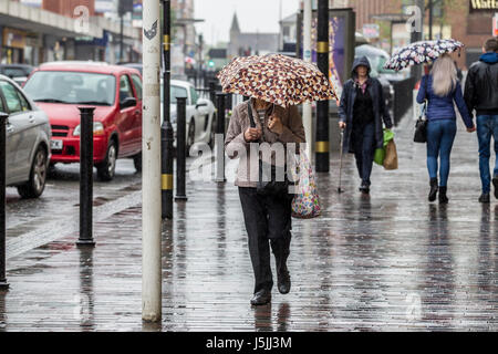 Abington Street, Northampton an einem grauen Morgen nass. Stockfoto