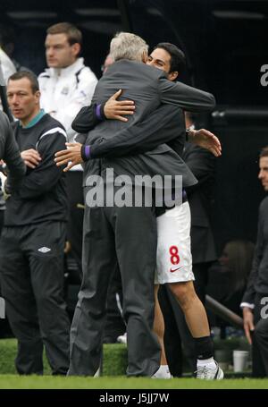 ARSENE WENGER & MIKEL ARTETA ARSENAL FC MANAGER ST. JAMES PARK NEWCASTLE ENGLAND 19. Mai 2013 Stockfoto