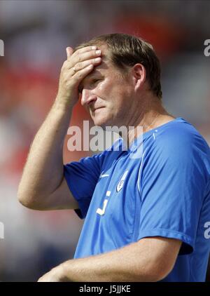 SIMON GRAYSON PRESTON NORTH END MANAGER DEEPDALE PRESTON ENGLAND 13. Juli 2013 Stockfoto