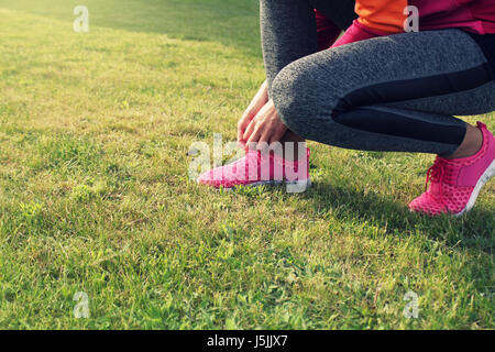 Runner Athlet Vorbereitung der Outdoor. fitness Frau Ausbildung und Joggen im Sommer Park zu laufen Stockfoto