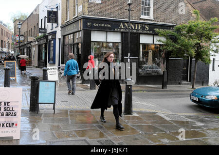 Eine attraktive junge Frau zu Fuß entlang der Straße Camden Passage, obere Straße an der Engel Islington in Nord London N1 KATHY DEWITT Stockfoto