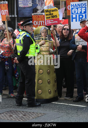 Demonstranten außerhalb des Veranstaltungsortes in Halifax, West Yorkshire vor konservative Parteichef startet ihr Parteiprogramm Parlamentswahlen. Stockfoto