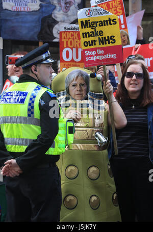 Demonstranten außerhalb des Veranstaltungsortes in Halifax, West Yorkshire vor konservative Parteichef startet ihr Parteiprogramm Parlamentswahlen. Stockfoto