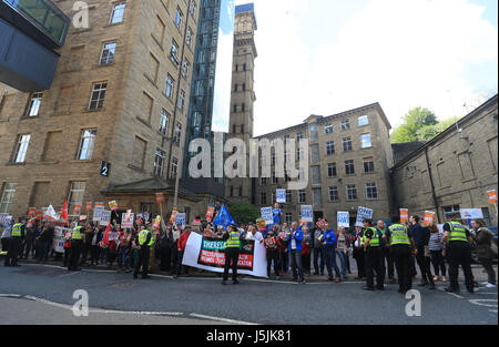 Demonstranten außerhalb des Veranstaltungsortes in Halifax, West Yorkshire vor konservative Parteichef startet ihr Parteiprogramm Parlamentswahlen. Stockfoto