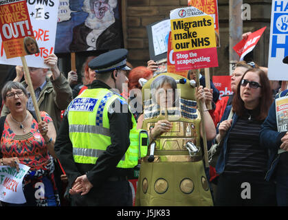 Demonstranten außerhalb des Veranstaltungsortes in Halifax, West Yorkshire vor konservative Parteichef startet ihr Parteiprogramm Parlamentswahlen. Stockfoto