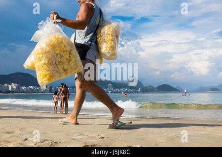 RIO DE JANEIRO - 2. März 2017: A brasilianischen Hersteller Copacabana Strand Spaziergänge Tragetaschen Kartoffelchips zum Verkauf. Stockfoto