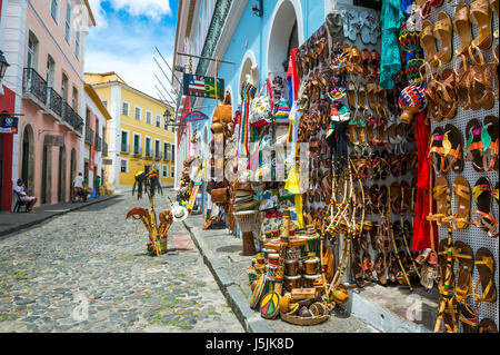 SALVADOR, Brasilien - 9. März 2017: Souvenirläden verkaufende Taschen und lokales Kunsthandwerk Linie der traditionellen kopfsteingepflasterten Straßen des historischen Pelourinho. Stockfoto