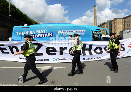 Polizei und Demonstranten außerhalb des Veranstaltungsortes in Halifax, West Yorkshire vor konservative Parteichef Theresa Mai startet ihr Parteiprogramm Parlamentswahlen. Stockfoto