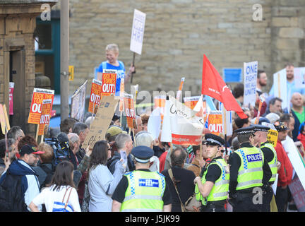 Demonstranten außerhalb des Veranstaltungsortes in Halifax, West Yorkshire vor konservative Parteichef startet ihr Parteiprogramm Parlamentswahlen. Stockfoto