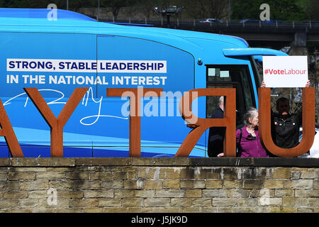 Demonstranten außerhalb des Veranstaltungsortes in Halifax, West Yorkshire vor konservative Parteichef Theresa Mai startet ihr Parteiprogramm Parlamentswahlen. Stockfoto