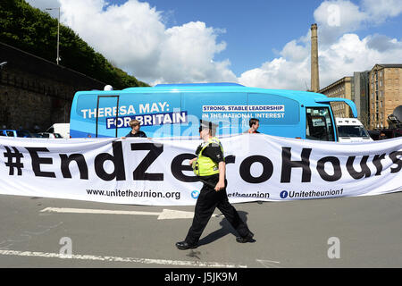 Polizei und Demonstranten außerhalb des Veranstaltungsortes in Halifax, West Yorkshire vor konservative Parteichef Theresa Mai startet ihr Parteiprogramm Parlamentswahlen. Stockfoto