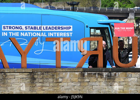 Demonstranten außerhalb des Veranstaltungsortes in Halifax, West Yorkshire vor konservative Parteichef Theresa Mai startet ihr Parteiprogramm Parlamentswahlen. Stockfoto