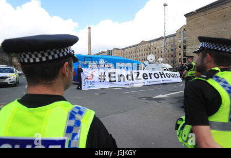 Demonstranten außerhalb des Veranstaltungsortes in Halifax, West Yorkshire vor konservative Parteichef startet ihr Parteiprogramm Parlamentswahlen. Stockfoto